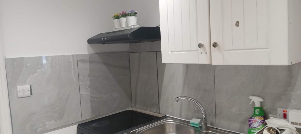 Comfortable Double Room Лондон Екстериор снимка