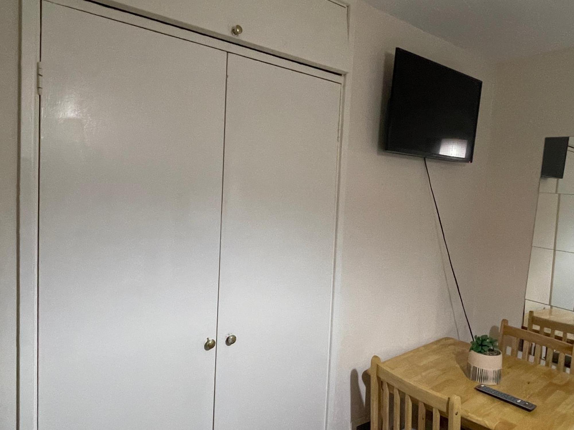 Comfortable Double Room Лондон Екстериор снимка