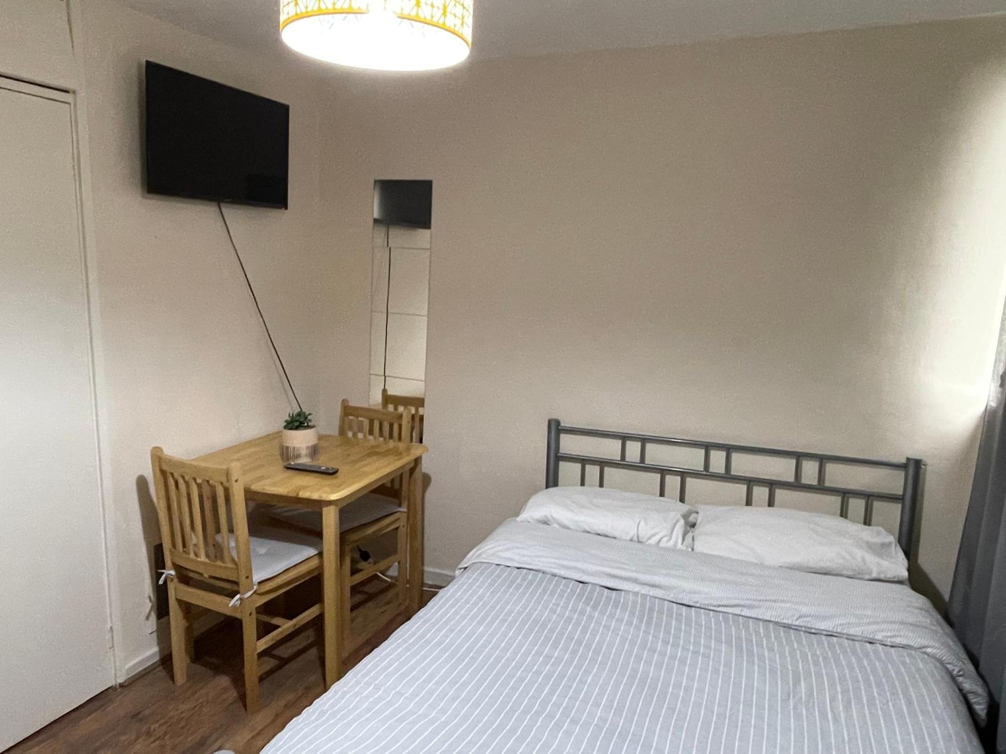 Comfortable Double Room Лондон Екстериор снимка